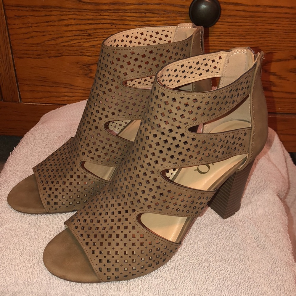 XOXO Sandals Tan 8M - Picture 2 of 8